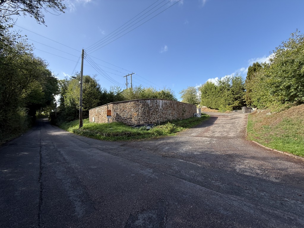 Lot: 61 - PARTIALLY COMPLETED DETACHED VERSATILE HOME - Road side view of the property